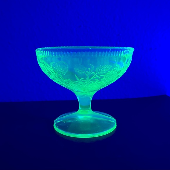 Green Vintage Uranium Depression Strawberry Sherbert Champagne Glass - Picture 3 of 5